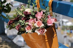 Ideas balcones con flores artificiales y 3 adornos mas