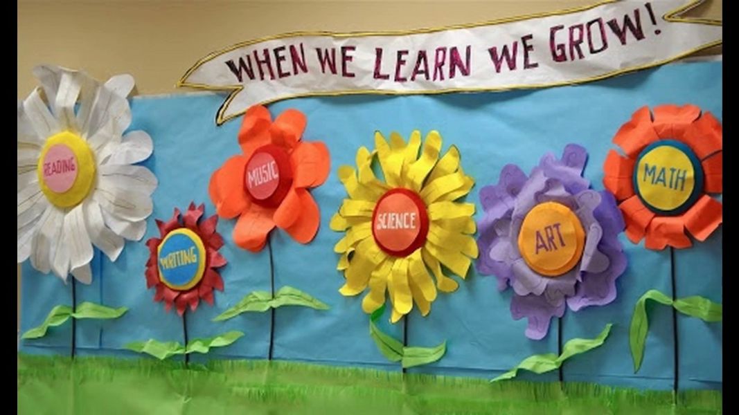 decoración 10 de mayo en aulas con grandes flores
