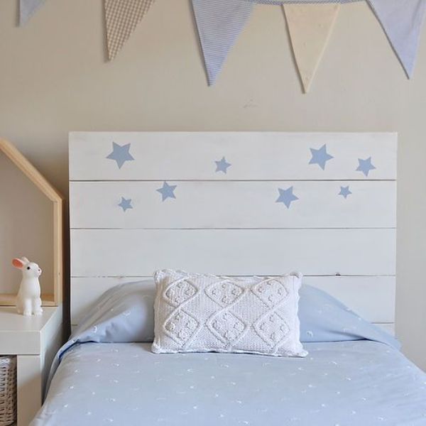 decorar cabecero cama infantil con estrellas brillantes