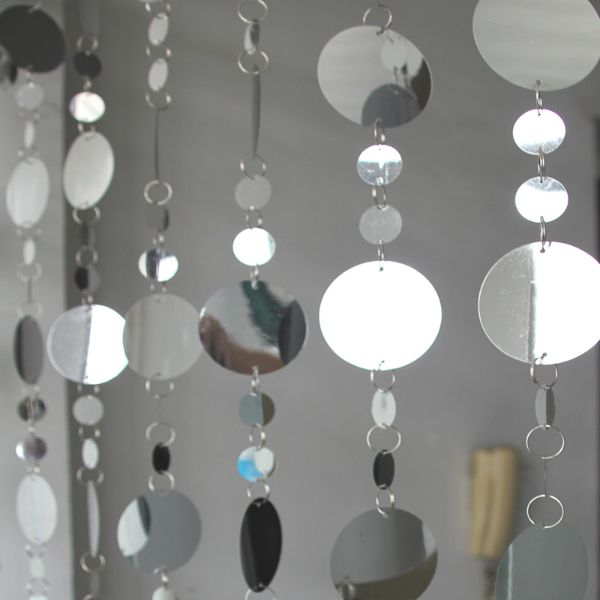 decoracion con cortina espejo lunares