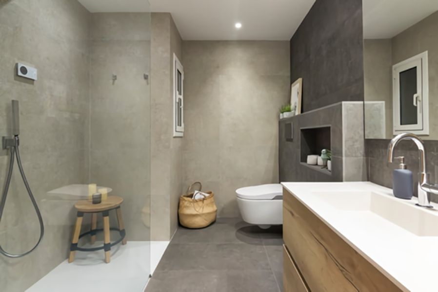 baños color gris y beige juego en paredes