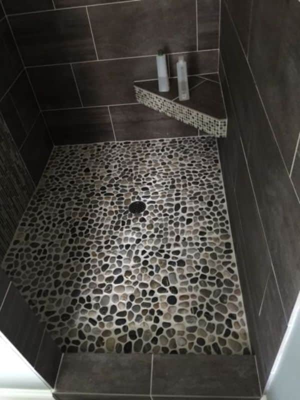 baños decorados con piedras juego en piso