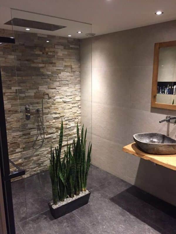 baños decorados con piedras laja y lavabo