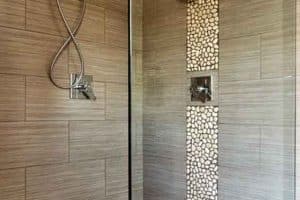 2 ideas para baños decorados con piedras en muchas zonas