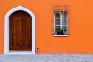casas color naranja exterior con blanco