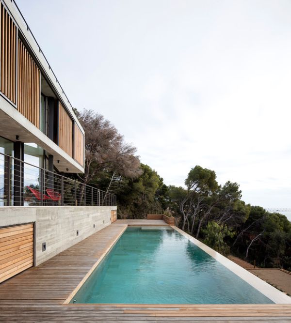 casa minimalista con alberca con detalles de madera