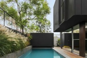 Los espacios de una casa minimalista con alberca 2022