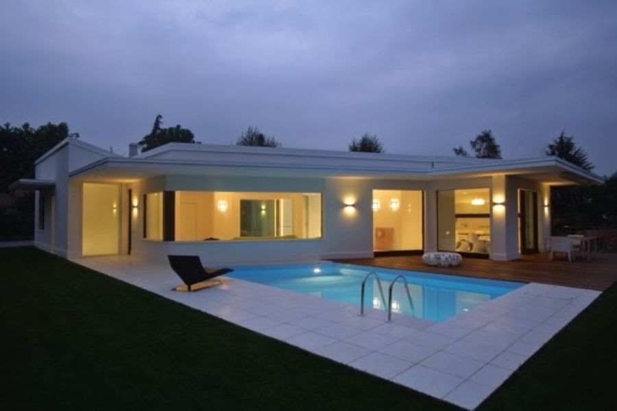 casa minimalista con alberca tonalidades