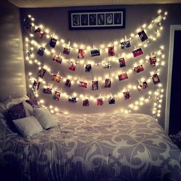 decoración con luces de navidad en habitación
