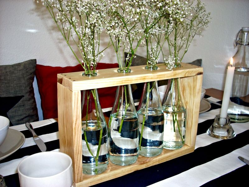 floreros con botellas de vidrio con soportes de madera