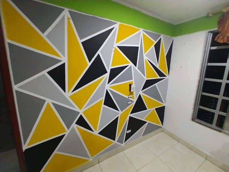 paredes pintadas en triangulos a tres tonos