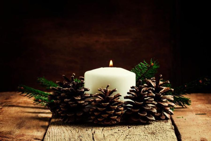 adornos de navidad con piñas con velas