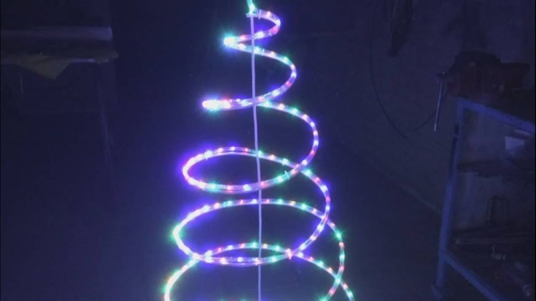 adornos navideños de fierro y luces arbol creativo