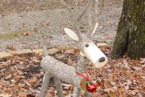 decoracion navideña exterior reciclaje renos con troncos