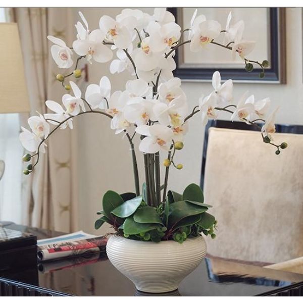 jarrones con orquídeas artificiales blancas