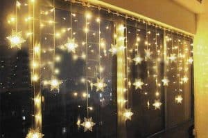 luces navideñas en ventanas estrellas luminosas