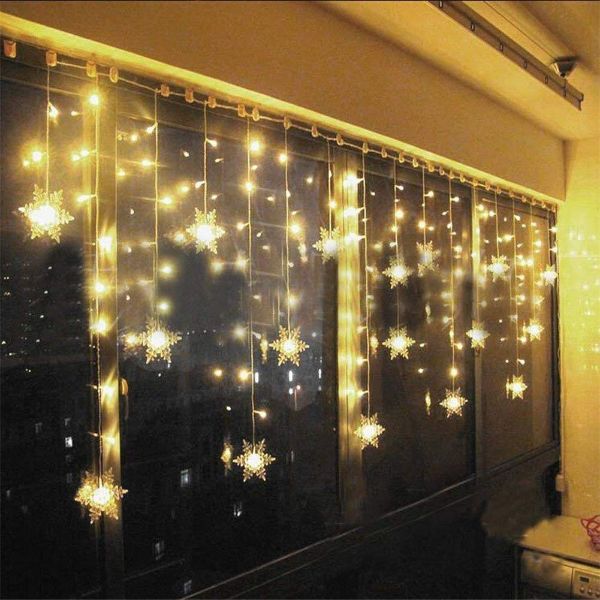 luces navideñas en ventanas estrellas luminosas