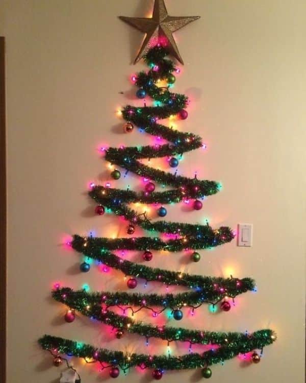 pinos de navidad en la pared con guirnaldas