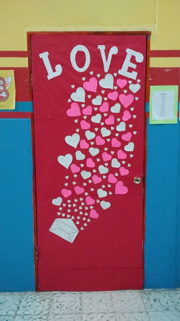 puerta decorada de regalo con corazones