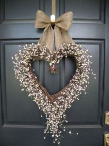 puerta decorada de regalo coronas