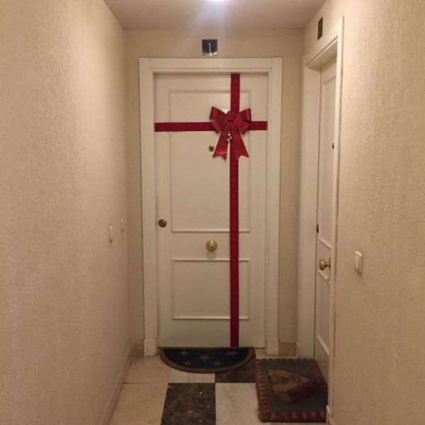 puerta decorada de regalo simple con un liston