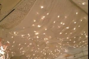 decoración de techo con telas con luces