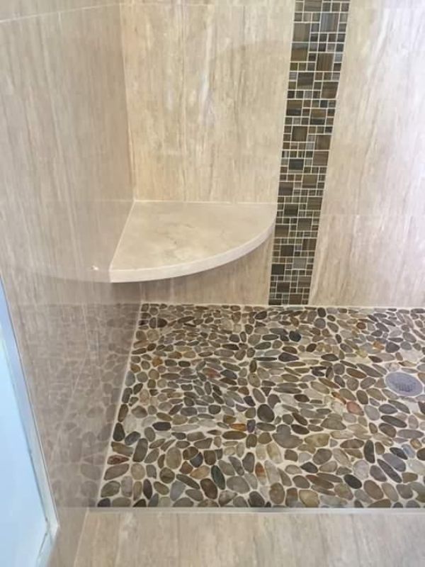 baños con piedras decorativas en pisos