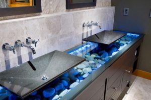 Estupendos baños con piedras decorativas bajo 2 ideas
