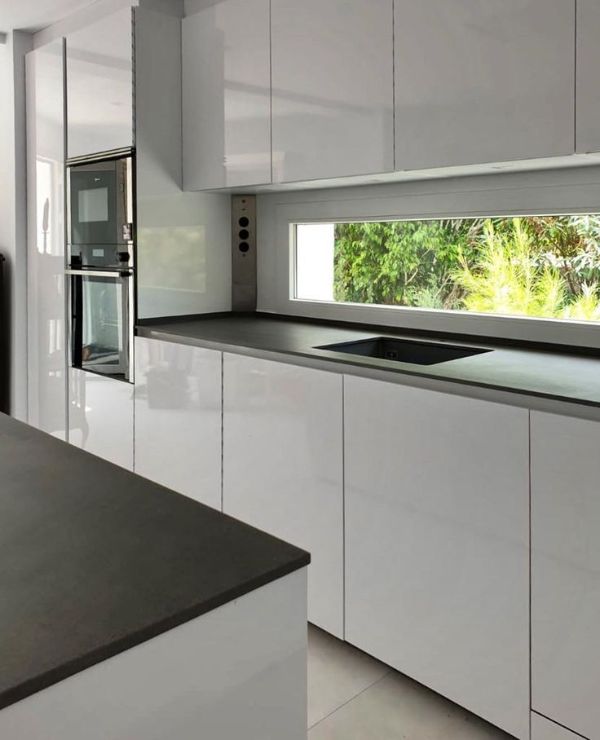 diseños de cocinas con ventana rectangular