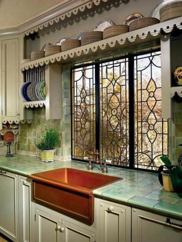 diseños de cocinas con ventana tipo vitral