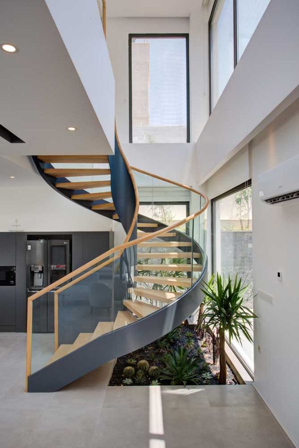 casas de 3 pisos modernas escalera de caracol